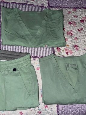 Mediclo Women's Straight Leg Scrub Pants & Top Set in Sage Green